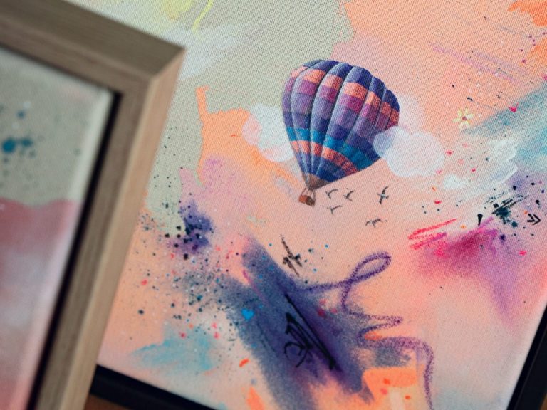 Bunte Heißluftballonzeichnung vor pastellfarbenem Hintergrund.