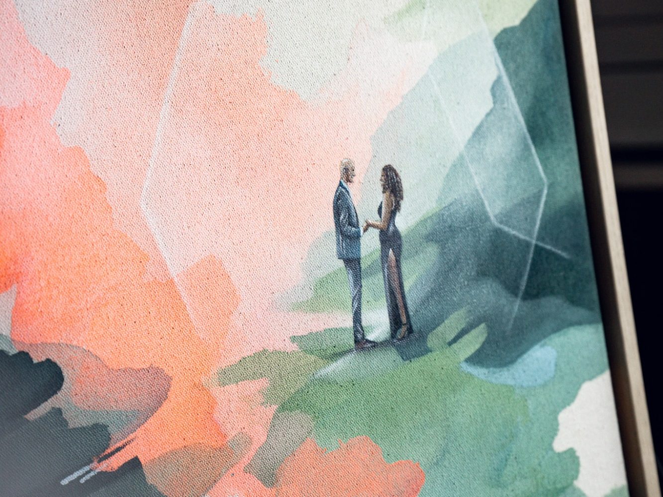 Wedding-Painting – Hochzeitsmalerei – Künstlerisches Gästebuch Braut in einem eleganten Kleid, die an einer Leinwand steht und malt.