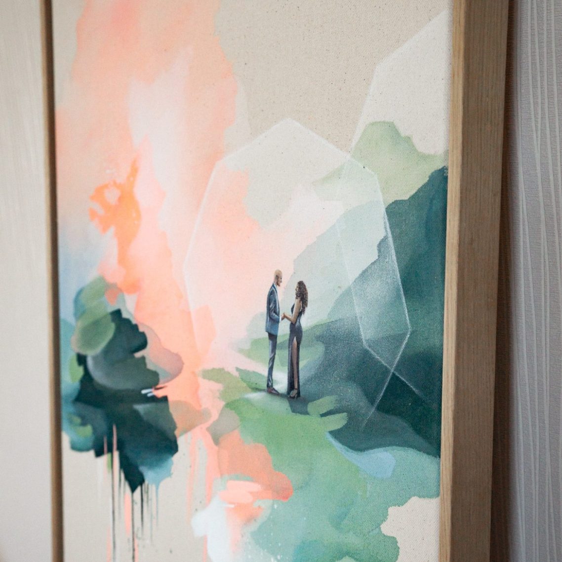 Wedding-Painting – Hochzeitsmalerei – Künstlerisches Gästebuch Farben und Malutensilien in einer transparenten Box, Stoffrolle mit Farbklecksen.