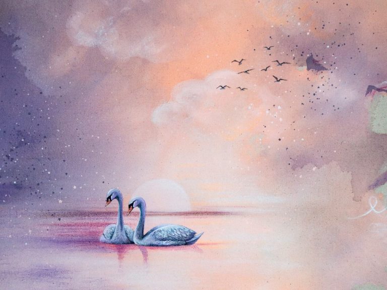 Zwei Schwäne auf einem sanften, pastellfarbenen Hintergrund mit Wolken und Vögeln.