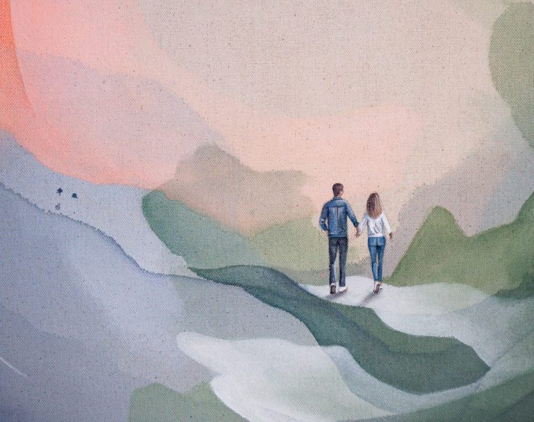 Zwei Schwäne fliegen vor einem sanften, rosa Himmel.