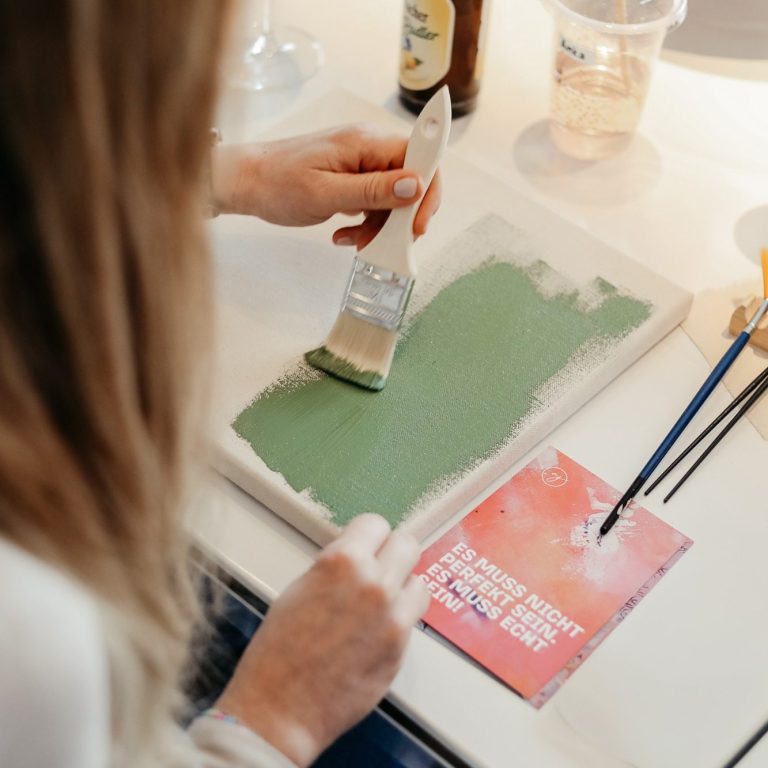 Workshop in modernem Raum einer Agentur mit mehreren Personen in Attendorn.