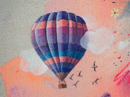 Bunte Malutensilien und Bastelmaterialien auf einem Tisch, bereit zum Kreativsein.