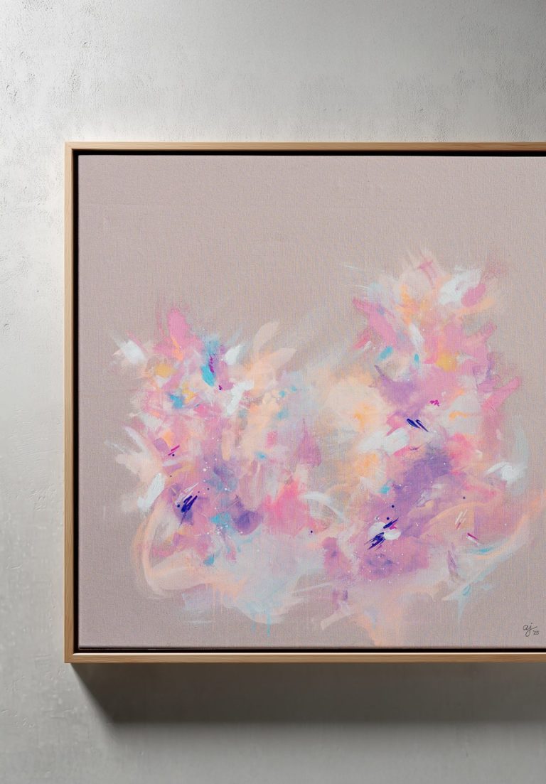 Abstrakte Malerei in sanften Pastellfarben auf beige Hintergrund, mit floralen Elementen.