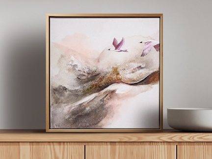 Abstrakte Landschaft mit sanften Farben und Vogelmotiven in einem Holzrahmen.