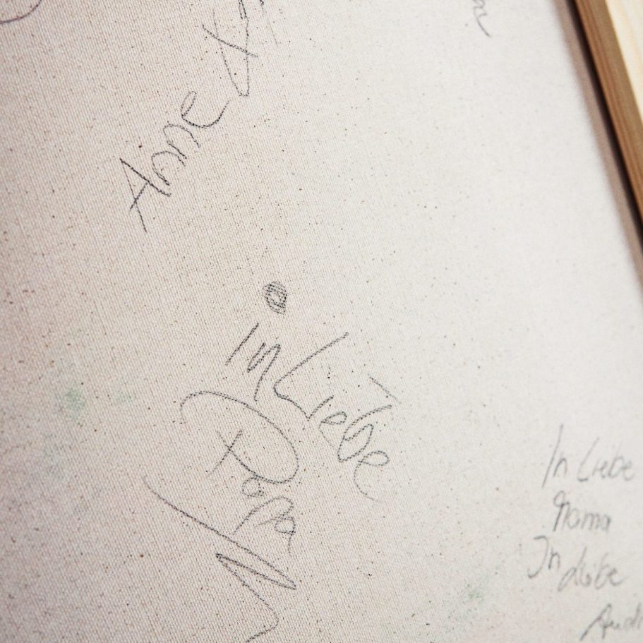 Unterschriften und Nachrichten auf einer Leinwand.