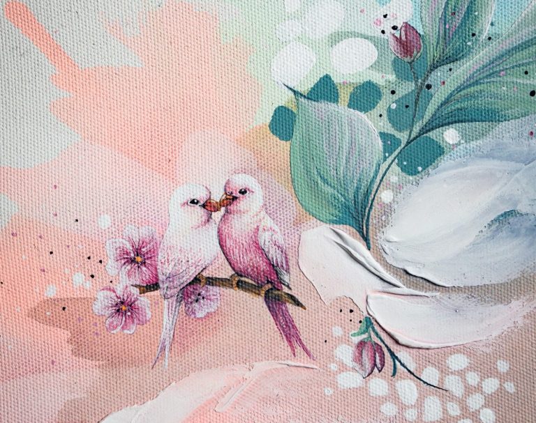 Zwei rosa Vögel auf einem Ast mit blühenden Blumen und buntem Hintergrund.