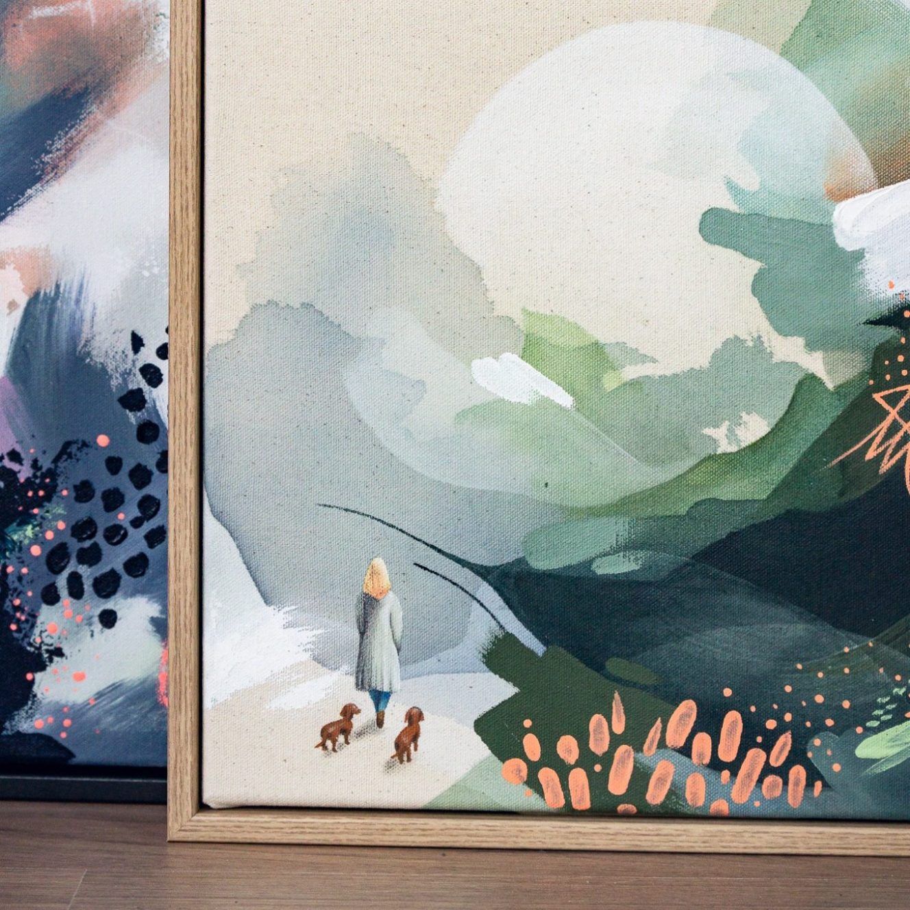 Wedding-Painting – Hochzeitsmalerei – Künstlerisches Gästebuch – Brautpaar Künstlerin und Brautpaar betrachten gemeinsam eine Leinwand bei einer Hochzeit.