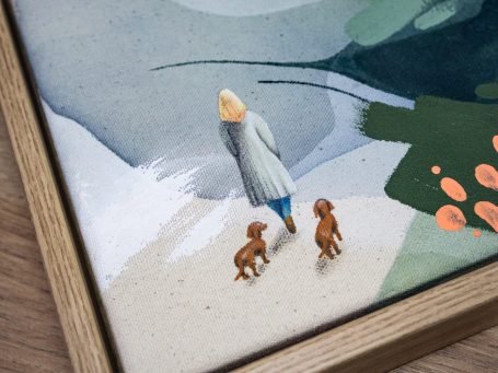 Zwei Personen halten Pinsel und malen auf einer Hochzeit mit Farbe.