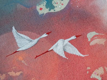 Zwei weiße Störche fliegen über einem bunten, abstrakten Hintergrund.