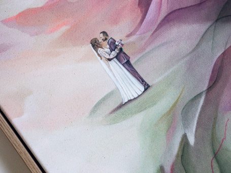 Anca Juliana geht an abstrakten Gemälden in einem Atelier vorbei.