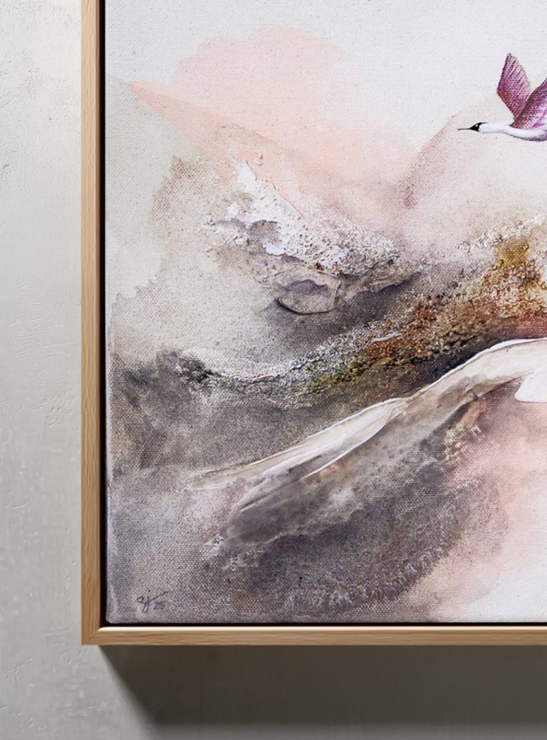 Abstrakte Malerei mit sanften Rosa- und Grautönen, umrahmt von einem schlichten Holzrahmen.