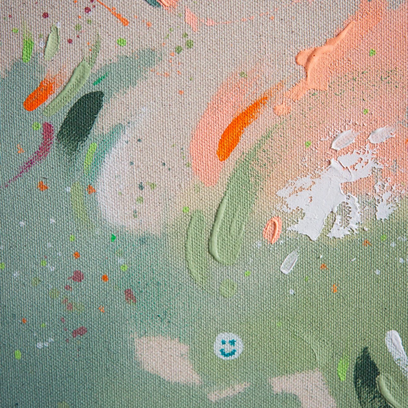 Bunte, abstrakte Farbspritzer auf hellem Hintergrund mit einem lächelnden Smiley.