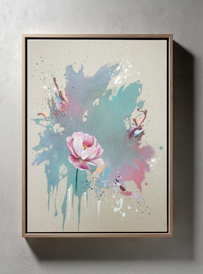 Pastellfarbene Blüte vor einem künstlerischen, bunten Hintergrund.